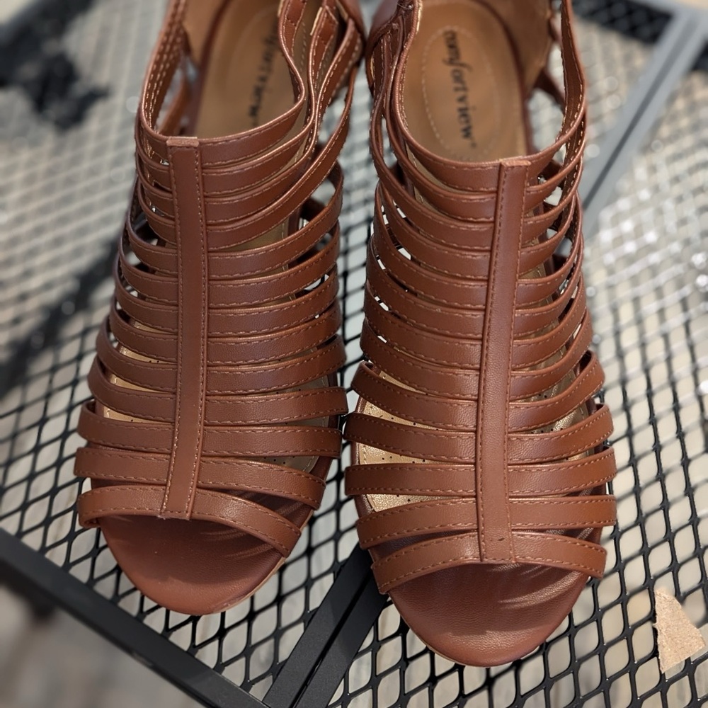 Brand new only tried on, brown open toed sandal. Size 9 1/2 WW